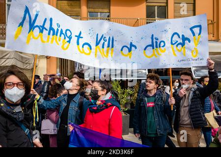 I manifestanti protestano con i cartelli nella piazza di fronte al comune di Bari contro la guerra in Ucraina che chiede la pace, a Bari, Italia, il 26 febbraio 2022. La manifestazione per la pace, organizzata dal Comitato per la pace di Bari, che riunisce un centinaio di associazioni, sindacati, partiti e movimenti, ha riunito sindaci, attivisti, cittadini e rappresentanti delle istituzioni locali. (Foto di Davide Pischettola/NurPhoto) Foto Stock