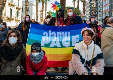 I manifestanti protestano con i cartelli nella piazza di fronte al comune di Bari contro la guerra in Ucraina che chiede la pace, a Bari, Italia, il 26 febbraio 2022. La manifestazione per la pace, organizzata dal Comitato per la pace di Bari, che riunisce un centinaio di associazioni, sindacati, partiti e movimenti, ha riunito sindaci, attivisti, cittadini e rappresentanti delle istituzioni locali. (Foto di Davide Pischettola/NurPhoto) Foto Stock