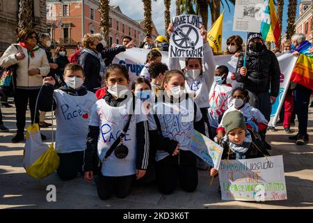 I manifestanti protestano con i cartelli nella piazza di fronte al comune di Bari contro la guerra in Ucraina che chiede la pace, a Bari, Italia, il 26 febbraio 2022. La manifestazione per la pace, organizzata dal Comitato per la pace di Bari, che riunisce un centinaio di associazioni, sindacati, partiti e movimenti, ha riunito sindaci, attivisti, cittadini e rappresentanti delle istituzioni locali. (Foto di Davide Pischettola/NurPhoto) Foto Stock