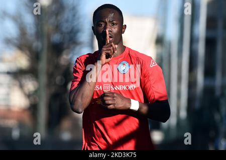 Mohamed Alì Zoma di U.C. AlbinoLeffe U19 festeggia dopo aver segnato il secondo gol della sua squadra durante la partita di calcio italiana Primavera 3 tra Pro Sesto 1913 U19 e UC AlbinoLeffe U19 allo stadio Breda di Sesto San Giovanni (mi), in Italia, il 26 febbraio 2022. (Foto di Michele Maraviglia/NurPhoto) Foto Stock