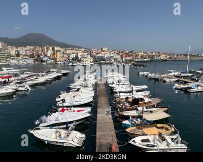 Porto di Ercolano con il Vesuvio, Napoli, Italia Foto Stock
