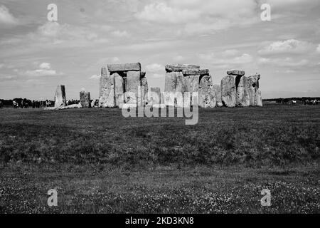 Una scala di grigi di Stonehenge nel Wiltshire, Inghilterra Foto Stock