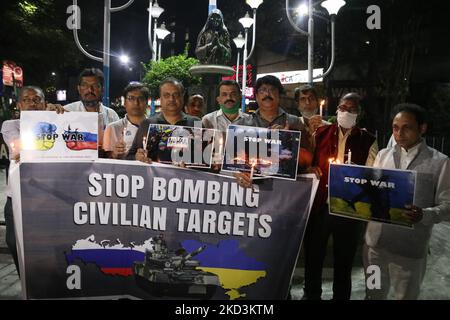 I popoli prendono parte a una veglia a lume di candela per la pace mentre protestano contro l'invasione della Russia in Ucraina, a Kolkata, in India , il 26,2022 febbraio. (Foto di Debajyoti Chakraborty/NurPhoto) Foto Stock