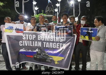 I popoli prendono parte a una veglia a lume di candela per la pace mentre protestano contro l'invasione della Russia in Ucraina, a Kolkata, in India , il 26,2022 febbraio. (Foto di Debajyoti Chakraborty/NurPhoto) Foto Stock