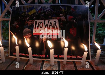 I popoli prendono parte a una veglia a lume di candela per la pace mentre protestano contro l'invasione della Russia in Ucraina, a Kolkata, in India , il 26,2022 febbraio. (Foto di Debajyoti Chakraborty/NurPhoto) Foto Stock