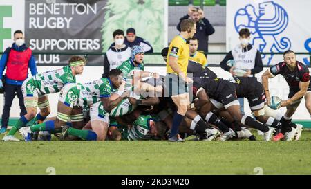 scrum durante la partita del Campionato di rugby Unito Benetton Rugby vs Cell C Sharks il 26 febbraio 2022 allo stadio Monigo di Treviso (Photo by Alfio Guarise/LiveMedia/NurPhoto) Foto Stock