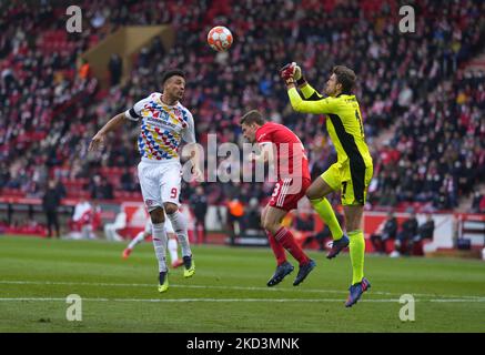 Andreas Luthe di Union Berlin e Karim Onisiwo di Mainz Karim Onisiwo durante Union Berlin contro FSV Mainz 05, Bundesliga tedesca, allo Stadion an der Alten Försterei di Berlino, Germania il 26 febbraio 2022. (Foto di Ulrik Pedersen/NurPhoto) Foto Stock