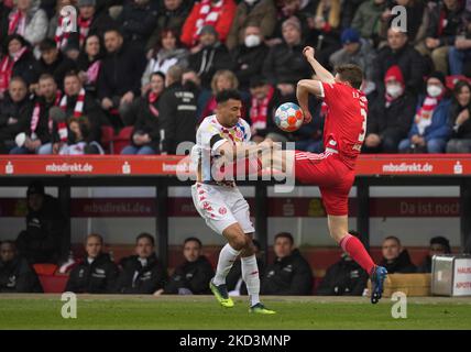 Paul Jaeckel di Union Berlin e Karim Onisiwo di Mainz Karim Onisiwo durante Union Berlin contro FSV Mainz 05, Bundesliga tedesca, allo Stadion an der Alten Försterei di Berlino, Germania il 26 febbraio 2022. (Foto di Ulrik Pedersen/NurPhoto) Foto Stock