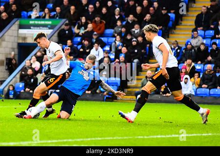 Elliot Wat (6 Salford City) e Jack Marriott (14 Peterborough United) sfidano la palla durante la partita della fa Cup 1st Round tra Peterborough e Salford City a London Road, Peterborough sabato 5th novembre 2022. (Credit: Kevin Hodgson | MI News) Credit: MI News & Sport /Alamy Live News Foto Stock