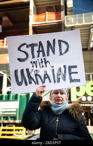 Centinaia di manifestanti si sono riuniti a Times Square, a New York, il 26 febbraio 2022 per opporsi all'intervento militare russo contro l'Ucraina. (Foto di Karla Ann Cote/NurPhoto) Foto Stock