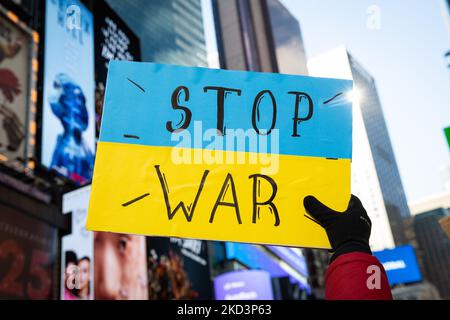 Centinaia di manifestanti si sono riuniti a Times Square, a New York, il 26 febbraio 2022 per opporsi all'intervento militare russo contro l'Ucraina. (Foto di Karla Ann Cote/NurPhoto) Foto Stock