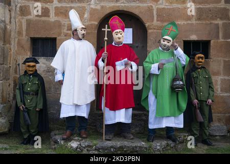 I partecipanti vestiti da vescovi e guardie civili partecipano al carnevale degli Zamarrones di Lanchares in Cantabria, Spagna, il 26 febbraio 2022, è uno dei carnevali di origine ancestrale recuperati nella regione negli ultimi anni. (Foto di Joaquin Gomez Sastre/NurPhoto) Foto Stock