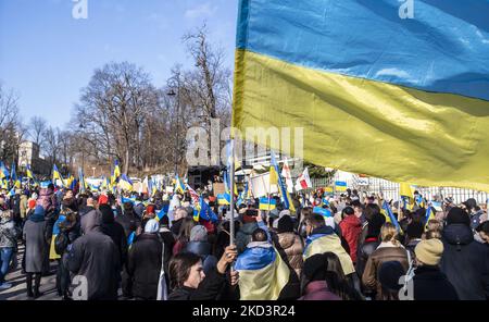 Protesta contro l'ambasciata russa a Varsavia contro la guerra in Ucraina, il 27 febbraio 2022 a Varsavia, Polonia (Foto di Krystian Dobuszynski/NurPhoto) Foto Stock