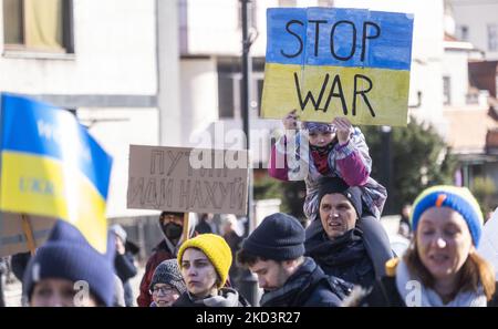 Protesta contro l'ambasciata russa a Varsavia contro la guerra in Ucraina, il 27 febbraio 2022 a Varsavia, Polonia (Foto di Krystian Dobuszynski/NurPhoto) Foto Stock