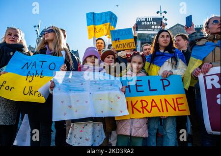 Migliaia di ucraini stanno tenendo cartelli a sostegno dell'Ucraina, durante la massiccia manifestazione contro l'invasione di Putin dell'Ucraina, organizzata ad Amsterdam il 27 febbraio 2022. (Foto di Romy Arroyo Fernandez/NurPhoto) Foto Stock