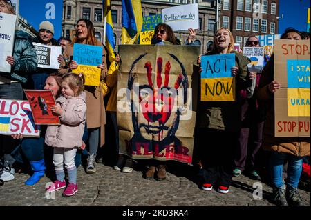 Migliaia di ucraini stanno tenendo cartelli a sostegno dell'Ucraina, durante la massiccia manifestazione contro l'invasione di Putin dell'Ucraina, organizzata ad Amsterdam il 27 febbraio 2022. (Foto di Romy Arroyo Fernandez/NurPhoto) Foto Stock