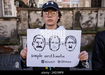 Il 27 febbraio 2022 a Danzica, Polonia, si sono visti manifestanti che detengono bandiere anti-guerra e bandiere bielorusse bianche di colore rosso bianco. I bielorussi che vivono nella città e i loro sostenitori protestano contro l'aggressione russa e bielorussa contro l'Ucraina. (Foto di Michal Fludra/NurPhoto) Foto Stock