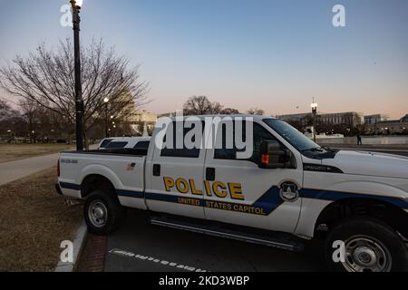 Un veicolo della polizia del Campidoglio degli Stati Uniti è visto parcheggiato fuori dell'edificio del Campidoglio a Washington, D.C. il 27 febbraio 2022, davanti all'indirizzo del Presidente Biden dello Stato dell'Unione e a più convogli di camion di mandato anti-vaccino che arrivano in città nei prossimi giorni (Foto di Bryan Olin Dozier/NurPhoto) Foto Stock