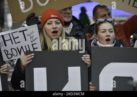 Centinaia di persone si riuniscono per un raduno "Stand with Ukraine" a Times Square il 27 febbraio 2022 a New York City. Ucraini, ucraini-americani e alleati si sono riuniti per mostrare sostegno all'Ucraina e protestare contro l'invasione russa. (Foto di Deccio Serrano/NurPhoto) Foto Stock