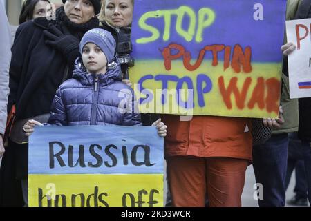 Centinaia di persone si riuniscono per un raduno "Stand with Ukraine" a Times Square il 27 febbraio 2022 a New York City. Ucraini, ucraini-americani e alleati si sono riuniti per mostrare sostegno all'Ucraina e protestare contro l'invasione russa. (Foto di Deccio Serrano/NurPhoto) Foto Stock