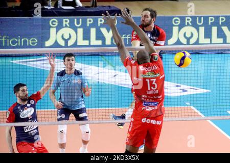 Gabriele di Martino Prisma Taranto attacca durante il Volley Campionato Italiano Serie A Men Superleague Prisma Taranto vs Cucine Lube Civitanova il 27 febbraio 2022 al PalaMazzola di Taranto (Foto di Giuseppe leva/LiveMedia/NurPhoto) Foto Stock