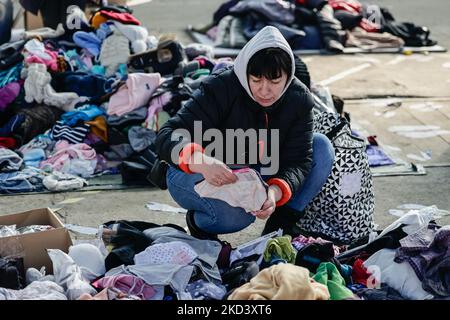 A Breslavia è stato aperto un punto di aiuto municipale per i rifugiati di guerra provenienti dall'Ucraina. I rifugiati possono trovare vestiti, cibo, cibo per animali domestici e articoli igienici, a Wraclaw, Polonia, il 28 febbraio 2022, (Foto di Krzysztof Zatycki/NurPhoto) Foto Stock