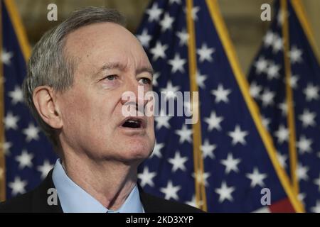 Il senatore AMERICANO Mike Crapo(R-ID) parla dell'inflazione economica degli Stati Uniti durante una conferenza stampa che si terrà oggi il 16 febbraio 2022 a Russell Senate/Capitol Hill a Washington DC, USA. (Foto di Lenin Nolly/NurPhoto) Foto Stock