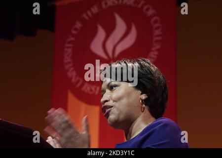 Il sindaco DC Muriel Bowser esprime commenti sull'eredità delle persone afroamericane durante la celebrazione del giorno 2022 dei finanziatori dell'UDC, oggi il 17 febbraio 2022 presso l'Università del Distretto di Columbia a Washington DC, USA. (Foto di Lenin Nolly/NurPhoto) Foto Stock