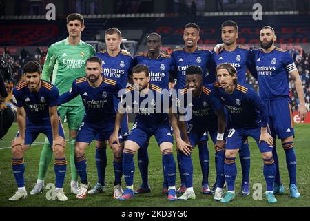 Real Madrid (L-R) Thibaut Courtois, toni Kroos, Ferland Mendy, Eder Militao, Casemiro, Karim Benzema, Marco Asensio, Daniel Carvajal, Nacho Fernandez, Vinicius Junior, Luka Modric durante la partita la Liga Santander tra Rayo Vallecano e Real Madrid CF a campo de Futbol de Vallecas il 26 febbraio 2022 a Madrid, Spagna. (Foto di Jose Breton/Pics Action/NurPhoto) Foto Stock