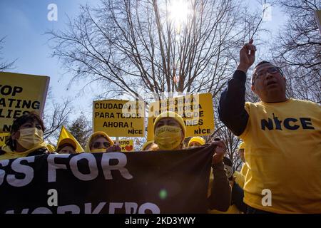 Gli attivisti dei diritti d'immigrazione si riuniscono a Lafayette Square di fronte alla Casa Bianca il 28 febbraio 2022 per un raduno "Stato popolare dell'Unione", che delinea le sfide che vogliono che l'amministrazione Biden affronti (Foto di Bryan Olin Dozier/NurPhoto) Foto Stock