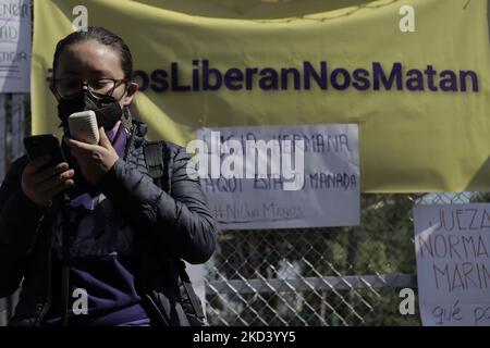 Gruppi femministi e membri dell'Observatorio ciudadano Nacional del Feminicidio si manifestano fuori dal Reclusorio Oriente a Iztapalapa, Città del Messico, in rifiuto e indignazione per il rilascio di Vincent 'N', accusato del femminicidio di Lucía Delgado Hernández, 35 anni, avvenuto il 4 marzo 2021 nel quartiere Condesa. (Foto di Gerardo Vieyra/NurPhoto) Foto Stock