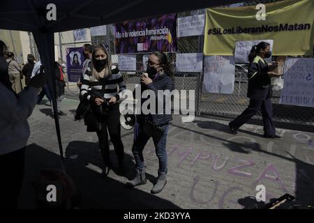 Gruppi femministi e membri dell'Observatorio ciudadano Nacional del Feminicidio si manifestano fuori dal Reclusorio Oriente a Iztapalapa, Città del Messico, in rifiuto e indignazione per il rilascio di Vincent 'N', accusato del femminicidio di Lucía Delgado Hernández, 35 anni, avvenuto il 4 marzo 2021 nel quartiere Condesa. (Foto di Gerardo Vieyra/NurPhoto) Foto Stock