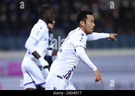 Maya Yoshida (UC Sampdoria) gesti durante il calcio italiano Serie A match Atalanta BC vs UC Sampdoria il 28 febbraio 2022 allo Stadio Gewiss di Bergamo (Foto di Francesco Scaccianoce/LiveMedia/NurPhoto) Foto Stock