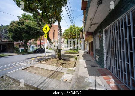 Medellin, Antioquia, Colombia - Giugno 2 2022: Quartiere residenziale marciapiede con segnale pedonale Via Foto Stock