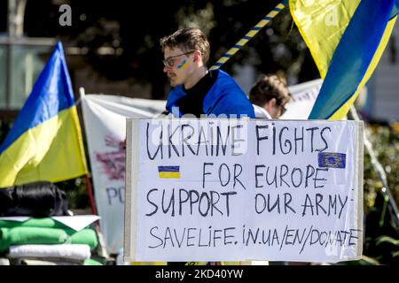 Due giovani, Mykola Pashyn e Ostap Petrushchak, che vivono in Catalogna e provengono dall'Ucraina, hanno iniziato un campo di strada e uno sciopero della fame che chiedono la fine della guerra tra Russia e Ucraina e il ritiro delle truppe russe. A Barcellona, Catalogna, Spagna, il 1 marzo 2022. (Foto di Albert Llop/NurPhoto) Foto Stock