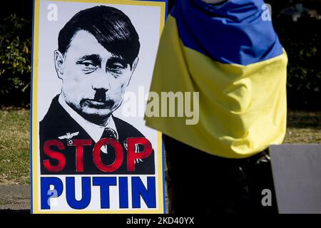 Poster anti-Putin a Barcellona. Due giovani, Mykola Pashyn e Ostap Petrushchak, che vivono in Catalogna e provengono dall'Ucraina, hanno iniziato un campo di strada e uno sciopero della fame che chiedono la fine della guerra tra Russia e Ucraina e il ritiro delle truppe russe. A Barcellona, Catalogna, Spagna, il 1 marzo 2022. (Foto di Albert Llop/NurPhoto) Foto Stock