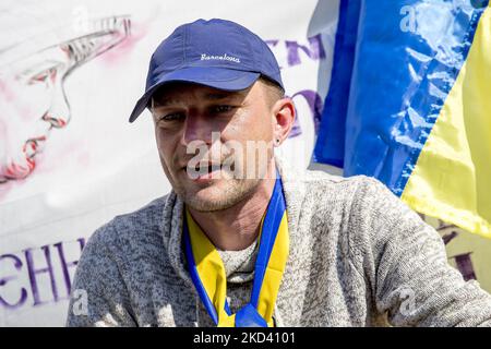 Due giovani, Mykola Pashyn e Ostap Petrushchak (nella foto), che vivono in Catalogna e provengono dall'Ucraina, hanno iniziato un campo di strada e uno sciopero della fame che chiedono la fine della guerra tra Russia e Ucraina e il ritiro delle truppe russe. A Barcellona, Catalogna, Spagna, il 1 marzo 2022. (Foto di Albert Llop/NurPhoto) Foto Stock