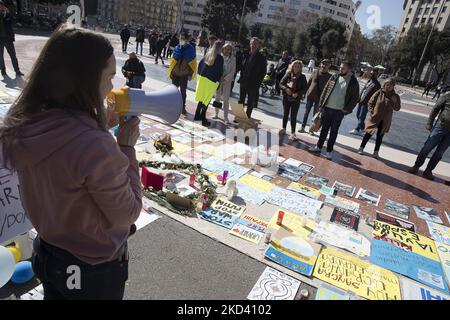 Due giovani, Mykola Pashyn e Ostap Petrushchak, che vivono in Catalogna e provengono dall'Ucraina, hanno iniziato un campo di strada e uno sciopero della fame che chiedono la fine della guerra tra Russia e Ucraina e il ritiro delle truppe russe. A Barcellona, Catalogna, Spagna, il 1 marzo 2022. (Foto di Albert Llop/NurPhoto) Foto Stock