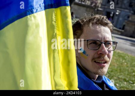 Due giovani, Mykola Pashyn (nella foto) e Ostap Petrushchak, che vivono in Catalogna e provengono dall'Ucraina, hanno iniziato un campo di strada e uno sciopero della fame che chiedono la fine della guerra tra Russia e Ucraina e il ritiro delle truppe russe. A Barcellona, Catalogna, Spagna, il 1 marzo 2022. (Foto di Albert Llop/NurPhoto) Foto Stock