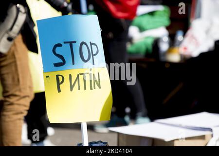 Due giovani, Mykola Pashyn e Ostap Petrushchak, che vivono in Catalogna e provengono dall'Ucraina, hanno iniziato un campo di strada e uno sciopero della fame che chiedono la fine della guerra tra Russia e Ucraina e il ritiro delle truppe russe. A Barcellona, Catalogna, Spagna, il 1 marzo 2022. (Foto di Albert Llop/NurPhoto) Foto Stock