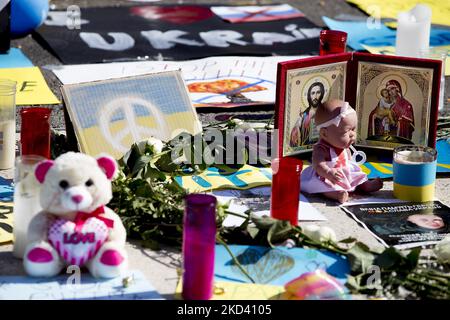 Due giovani, Mykola Pashyn e Ostap Petrushchak, che vivono in Catalogna e provengono dall'Ucraina, hanno iniziato un campo di strada e uno sciopero della fame che chiedono la fine della guerra tra Russia e Ucraina e il ritiro delle truppe russe. A Barcellona, Catalogna, Spagna, il 1 marzo 2022. (Foto di Albert Llop/NurPhoto) Foto Stock
