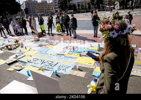 Due giovani, Mykola Pashyn e Ostap Petrushchak, che vivono in Catalogna e provengono dall'Ucraina, hanno iniziato un campo di strada e uno sciopero della fame che chiedono la fine della guerra tra Russia e Ucraina e il ritiro delle truppe russe. A Barcellona, Catalogna, Spagna, il 1 marzo 2022. (Foto di Albert Llop/NurPhoto) Foto Stock