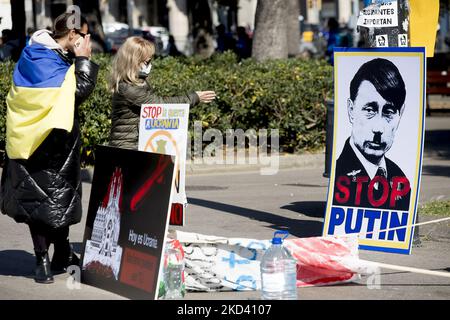 Poster anti-Putin a Barcellona. Due giovani, Mykola Pashyn e Ostap Petrushchak, che vivono in Catalogna e provengono dall'Ucraina, hanno iniziato un campo di strada e uno sciopero della fame che chiedono la fine della guerra tra Russia e Ucraina e il ritiro delle truppe russe. A Barcellona, Catalogna, Spagna, il 1 marzo 2022. (Foto di Albert Llop/NurPhoto) Foto Stock