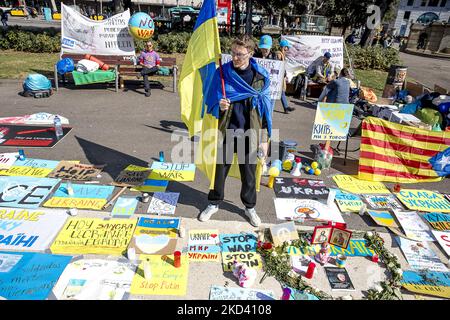 Due giovani, Mykola Pashyn e Ostap Petrushchak, che vivono in Catalogna e provengono dall'Ucraina, hanno iniziato un campo di strada e uno sciopero della fame che chiedono la fine della guerra tra Russia e Ucraina e il ritiro delle truppe russe. A Barcellona, Catalogna, Spagna, il 1 marzo 2022. (Foto di Albert Llop/NurPhoto) Foto Stock