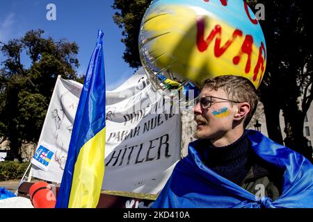 Due giovani, Mykola Pashyn (nella foto) e Ostap Petrushchak, che vivono in Catalogna e provengono dall'Ucraina, hanno iniziato un campo di strada e uno sciopero della fame che chiedono la fine della guerra tra Russia e Ucraina e il ritiro delle truppe russe. A Barcellona, Catalogna, Spagna, il 1 marzo 2022. (Foto di Albert Llop/NurPhoto) Foto Stock