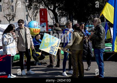 Due giovani, Mykola Pashyn e Ostap Petrushchak, che vivono in Catalogna e provengono dall'Ucraina, hanno iniziato un campo di strada e uno sciopero della fame che chiedono la fine della guerra tra Russia e Ucraina e il ritiro delle truppe russe. A Barcellona, Catalogna, Spagna, il 1 marzo 2022. (Foto di Albert Llop/NurPhoto) Foto Stock