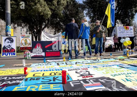 Due giovani, Mykola Pashyn e Ostap Petrushchak, che vivono in Catalogna e provengono dall'Ucraina, hanno iniziato un campo di strada e uno sciopero della fame che chiedono la fine della guerra tra Russia e Ucraina e il ritiro delle truppe russe. A Barcellona, Catalogna, Spagna, il 1 marzo 2022. (Foto di Albert Llop/NurPhoto) Foto Stock