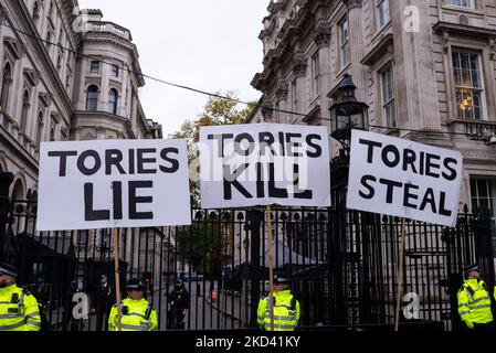 Westminster, Londra, Regno Unito. 5th Nov 2022. I manifestanti stanno dimostrando a Londra chiedendo che si svolgeranno le elezioni generali nel Regno Unito a seguito del ripetuto cambiamento della leadership del partito conservatore e quindi dei primi ministri. Essi considerano il primo ministro non eletto. Altri temi includono il costo della crisi, i salari bassi, la povertà di carburante e la nazionalizzazione. Cartelli all'esterno di Downing Street Foto Stock