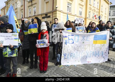 Alunni e insegnanti di scuole polacche e ucraine di Przemysl parteciperanno a una dimostrazione di solidarietà con l'Ucraina in seguito agli attacchi russi, a Przemysl, Polonia, il 1 marzo 2022. (Foto di Beata Zawrzel/NurPhoto) Foto Stock