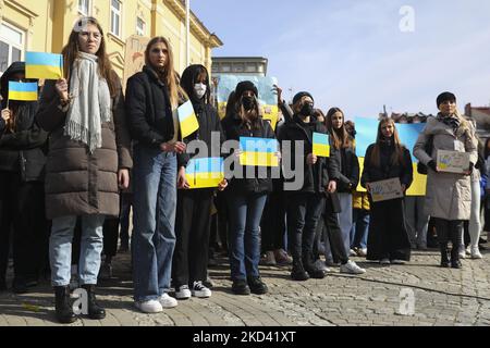 Alunni e insegnanti di scuole polacche e ucraine di Przemysl parteciperanno a una dimostrazione di solidarietà con l'Ucraina in seguito agli attacchi russi, a Przemysl, Polonia, il 1 marzo 2022. (Foto di Beata Zawrzel/NurPhoto) Foto Stock